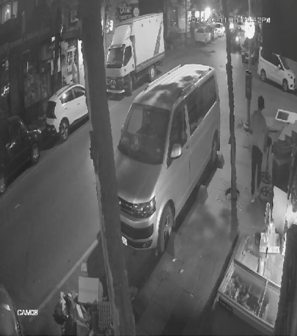 Sultangazi\'de marketten ekmek alan kişi vantilatör çaldı