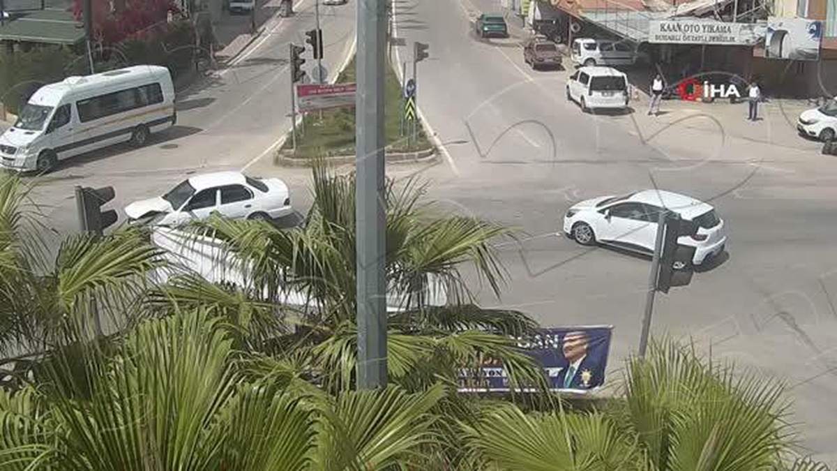 Sürücü hataları kazaları beraberinde getirdi... Yurtta mayıs ayında yaşanan trafik kazaları KGYS kameralarına yansıdı