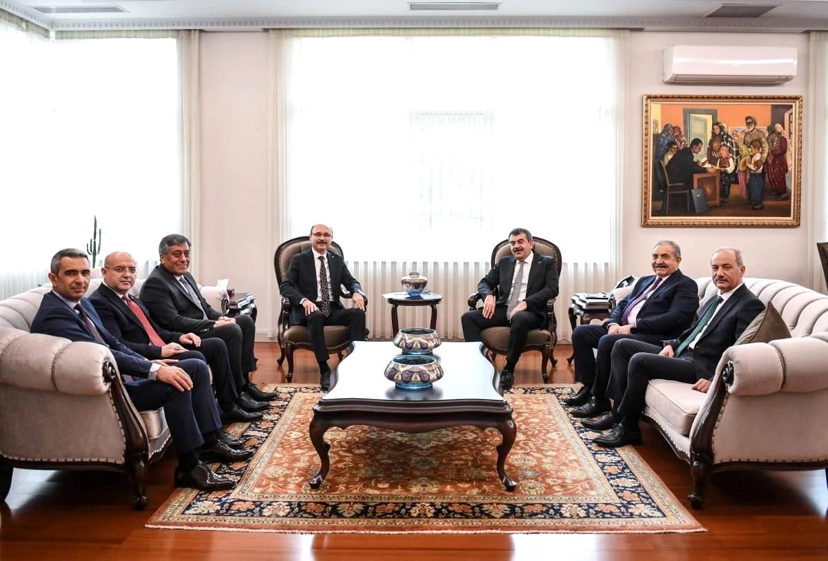 Türk Eğitim-Sen Genel Başkanı Talip Geylan, Milli Eğitim Bakanı Yusuf Tekin\'i ziyaret etti