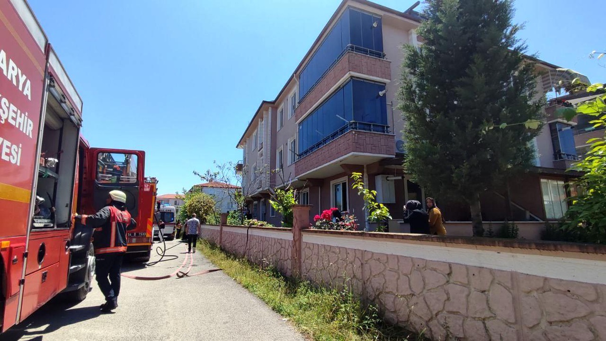 Sakarya Karasu\'da Üç Katlı Binada Yangın Çıktı