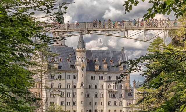 Almanya'da iki kadını taciz edip 91 metre yükseklikteki köprüden atan Amerikalı turist tutuklandı Almanya'da iki kadını taciz edip 91 metre yükseklikteki köprüden atan Amerikalı turist tutuklandı