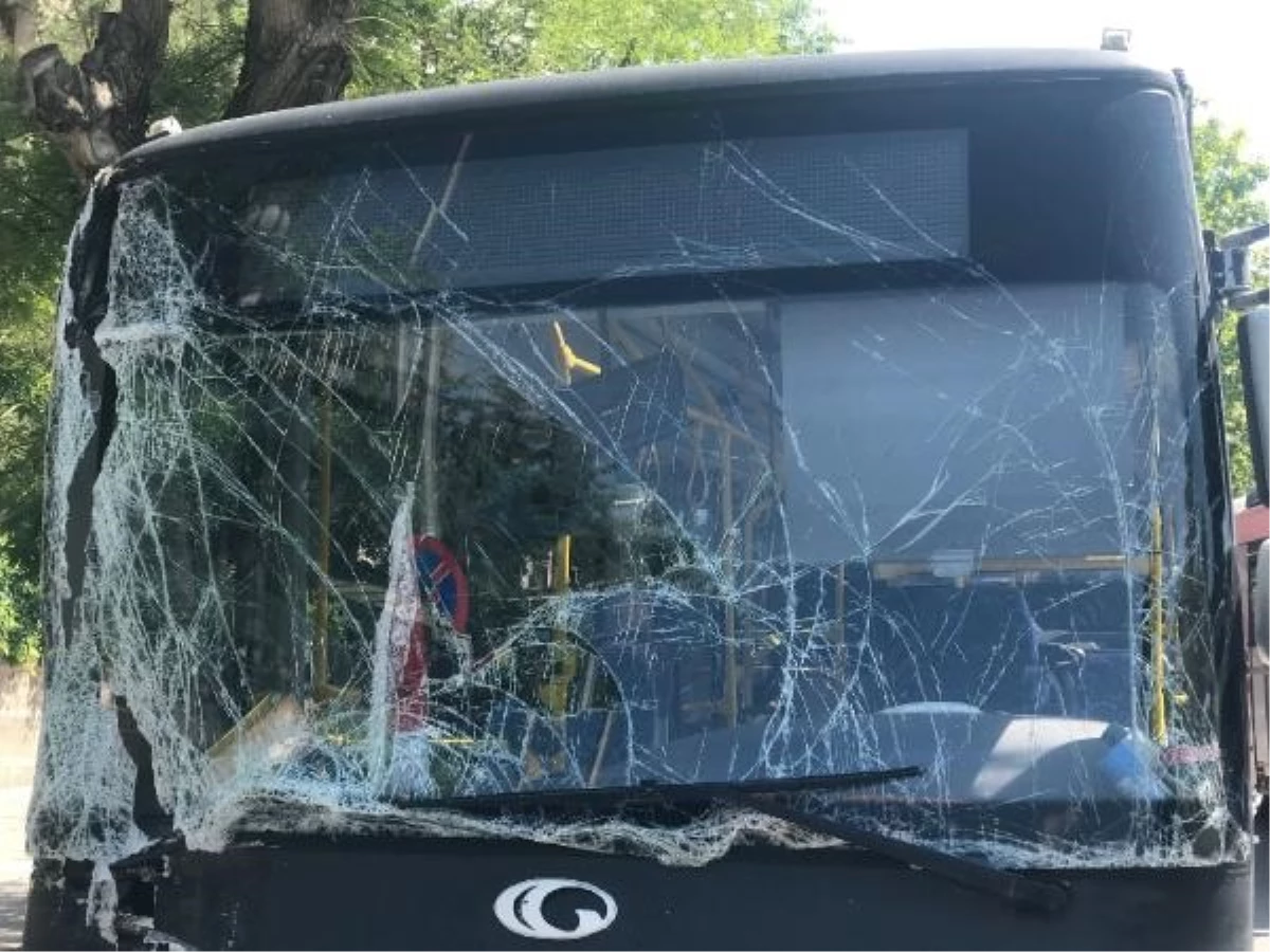 Ankara\'da EGO Otobüsü ile Özel Halk Otobüsü Çarpıştı: 6 Yaralı