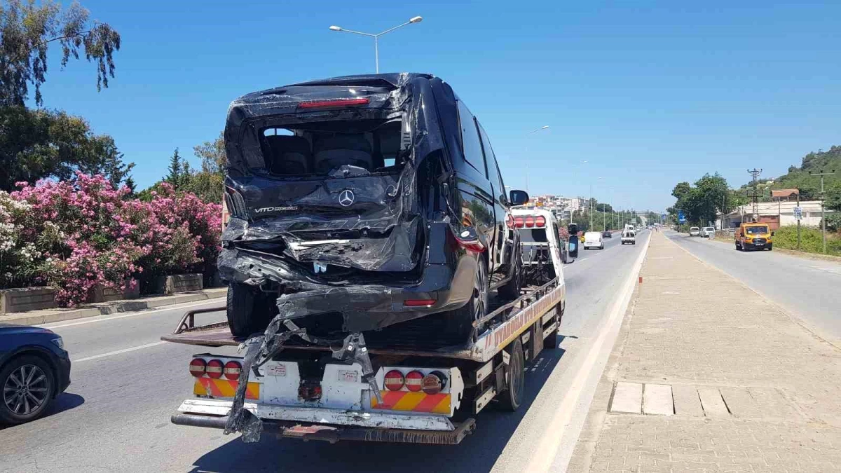 Antalya\'da Midibüs ile VİP Minibüs Çarpıştı: 11 Yaralı