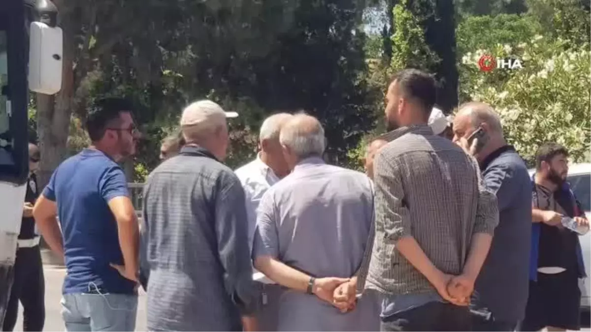 Antalya\'da Midibüs ile VİP Minibüs Çarpıştı: 1\'i Ağır 11 Yaralı