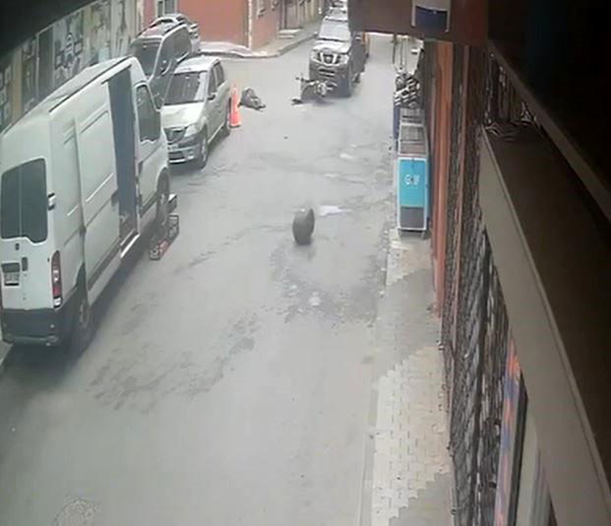 Arnavutköy\'de motosiklet ile otomobil çarpışması: Motosiklet sürücüsü metrelerce havaya savruldu