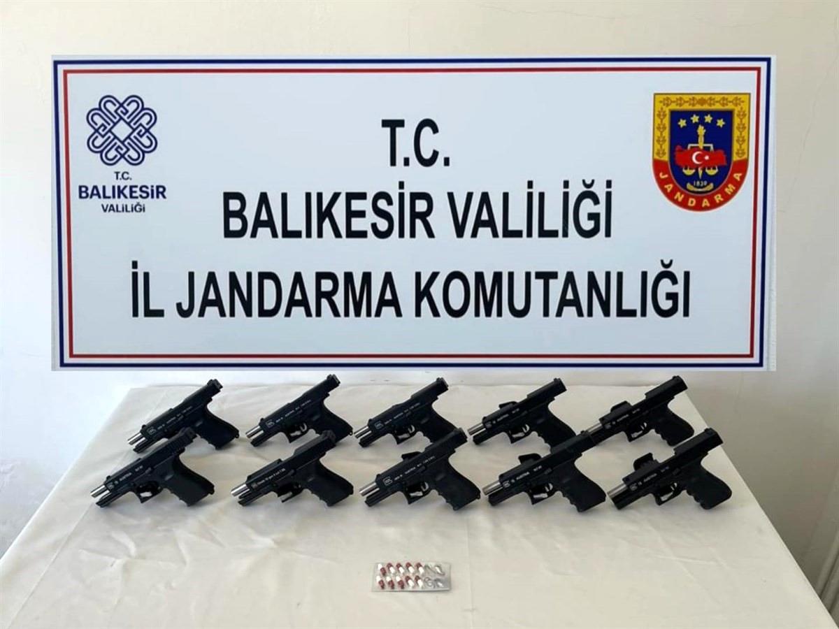 Balıkesir Ayvalık\'ta Jandarma Operasyonu: 10 Tabanca ve 8 Sentetik Hap Ele Geçirildi