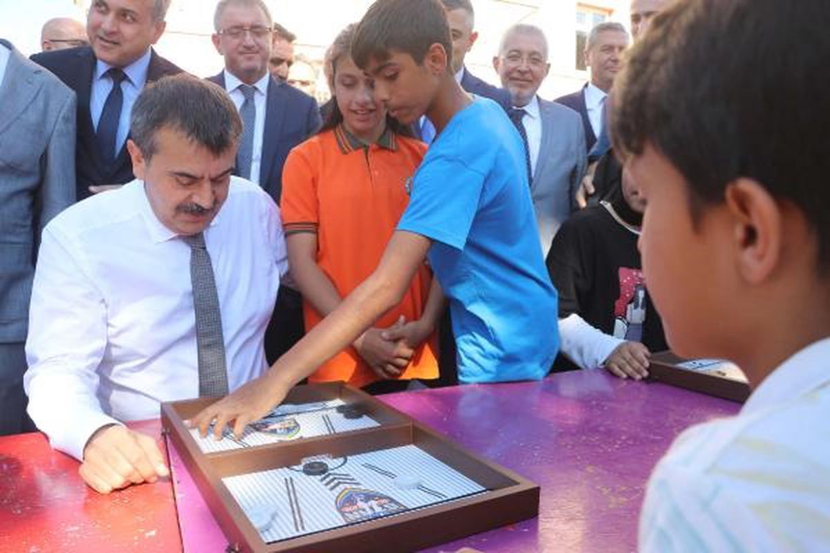 Milli Eğitim Bakanı Yusuf Tekin, deprem bölgesinde okulları ziyaret etti