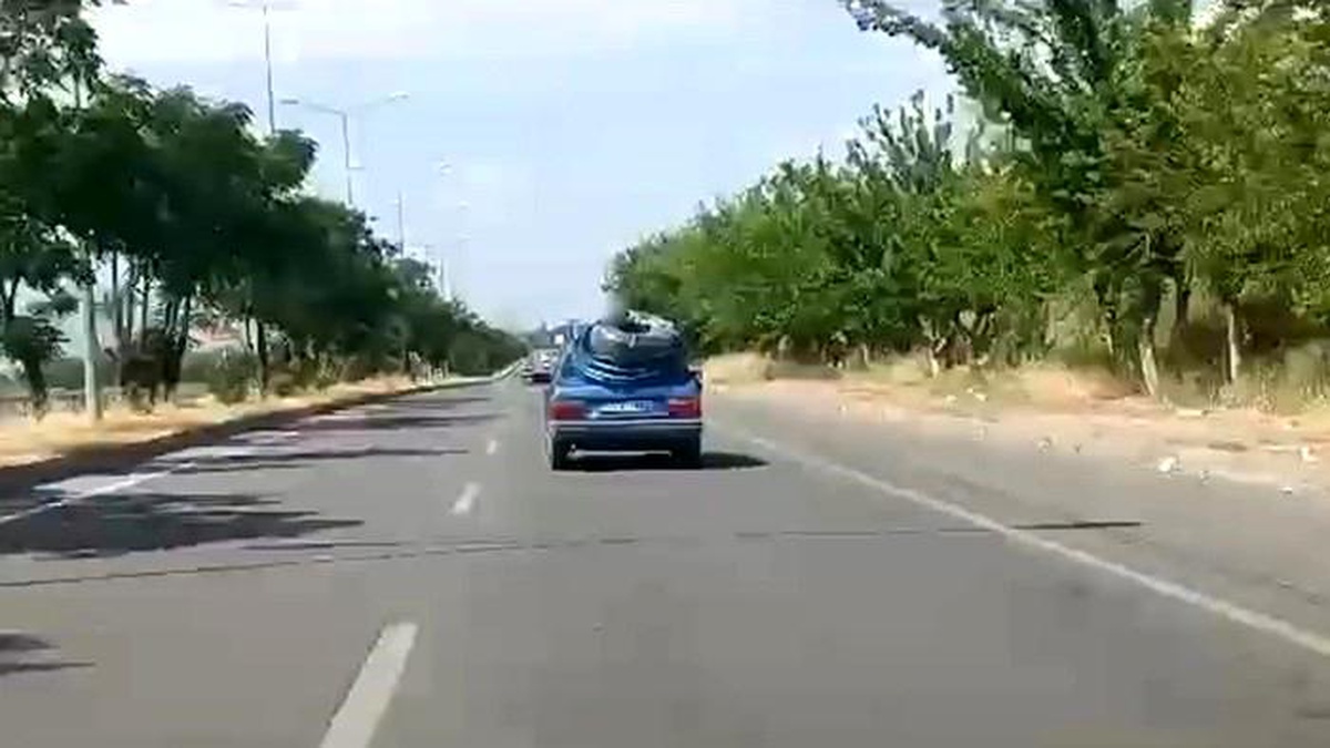 Batman\'da boru yüklü otomobille tehlikeli yolculuk