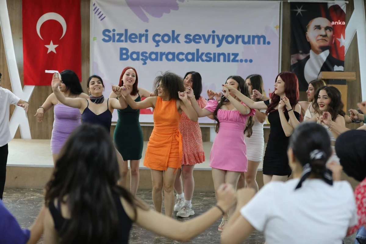 Bayraklı Belediyesi, Üniversiteye Hazırlık Sınıfı Öğrencilerine Motivasyon Etkinliği Düzenledi