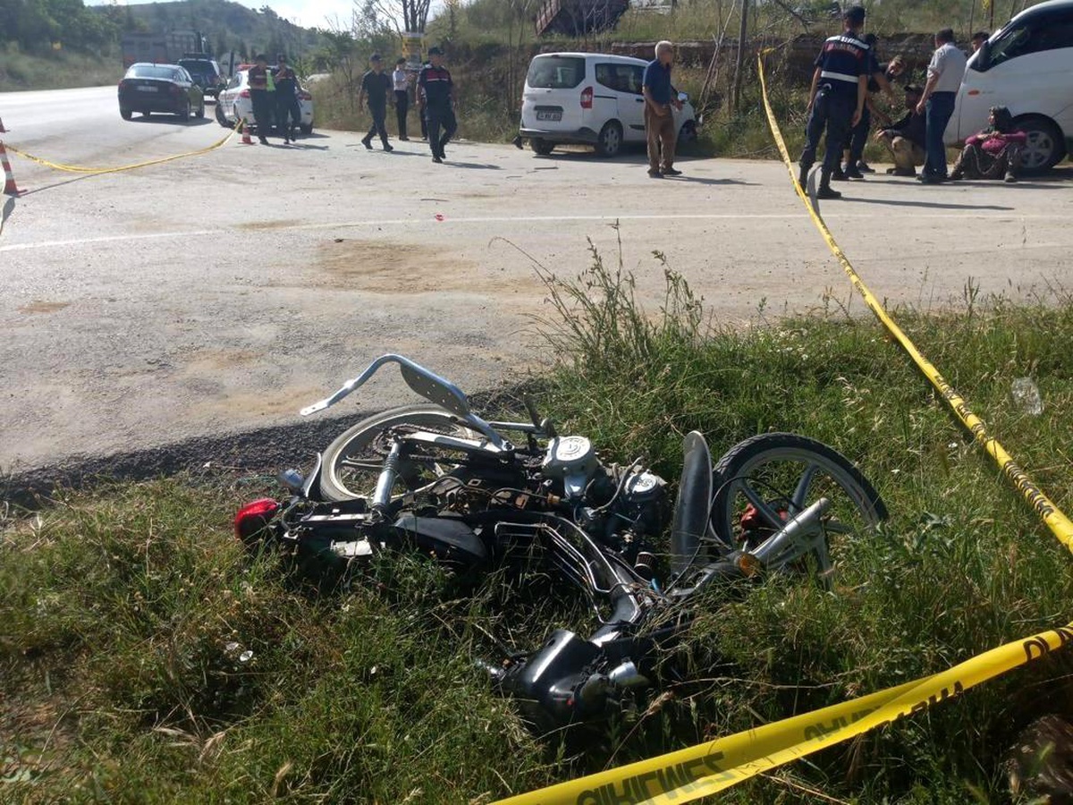 Bilecik\'te Hafif Ticari Araç ile Motosiklet Çarpışması: 1 Kişi Ağır Yaralandı