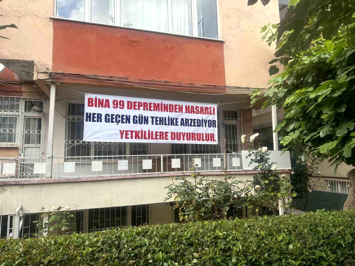 Bakırköy\'de hasarlı bina tehlike saçıyor