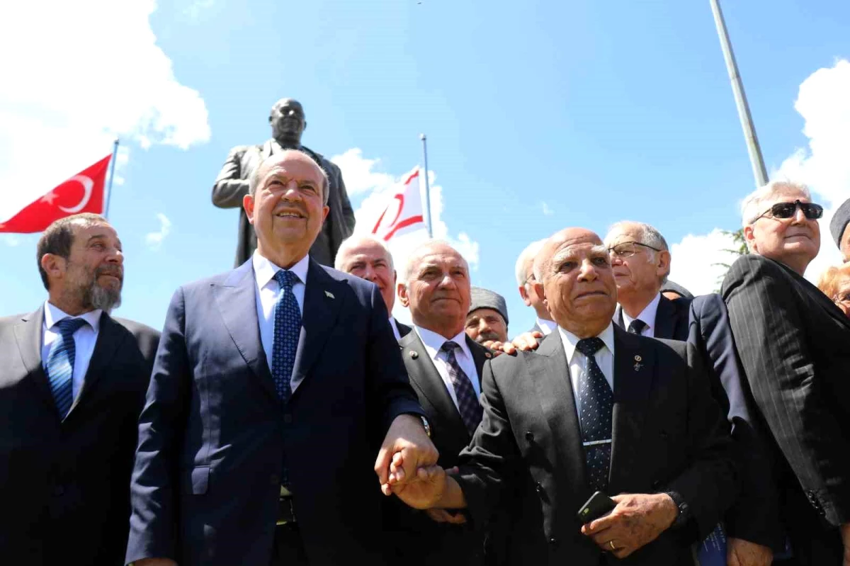 Bolulu Kıbrıs Gazisi Yamaner, KKTC\'nin Kurucu Cumhurbaşkanı Denktaş\'ın heykelini dikti