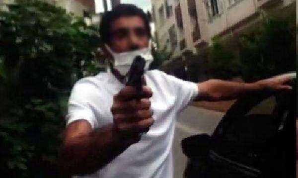 Boşanma aşamasındaki eşine silah çekip arabaya bindirmeye çalıştı...Korku dolu anlar kamerada Boşanma aşamasındaki eşine silah çekip arabaya bindirmeye çalıştı...Korku dolu anlar kamerada