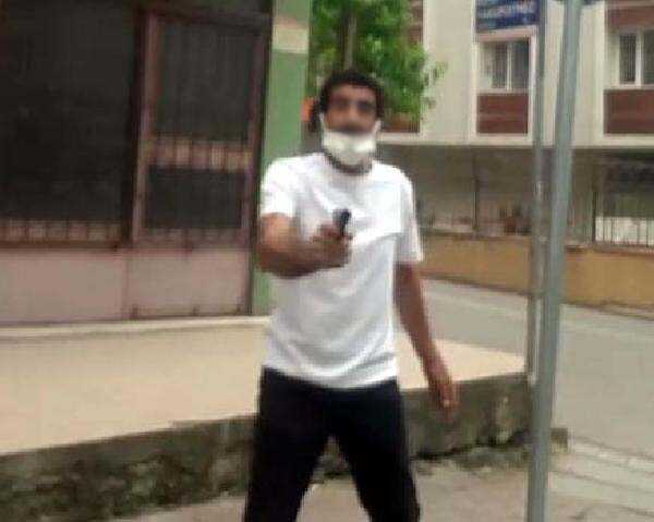 Boşanma aşamasındaki eşine silah çekip arabaya bindirmeye çalıştı...Korku dolu anlar kamerada Boşanma aşamasındaki eşine silah çekip arabaya bindirmeye çalıştı...Korku dolu anlar kamerada
