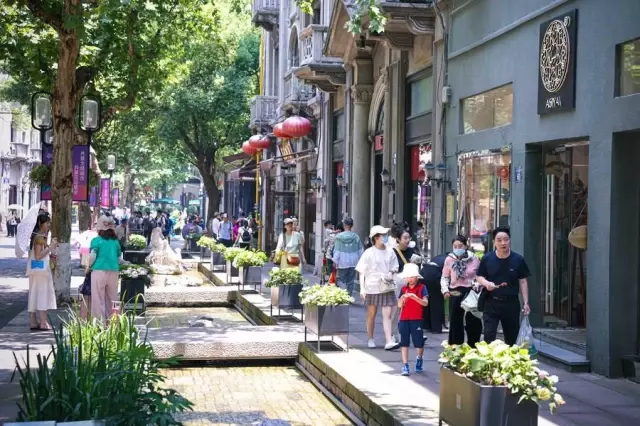 Çin'in Hangzhou Kenti Zengin Kültürü ve Doğal Güzellikleriyle Büyülüyor