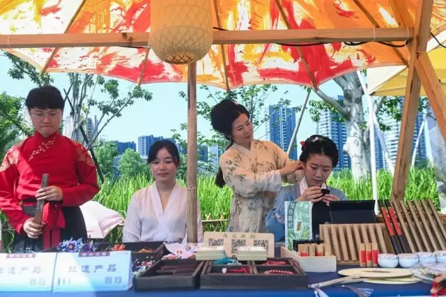 Çin'in Hangzhou Kenti Zengin Kültürü ve Doğal Güzellikleriyle Büyülüyor