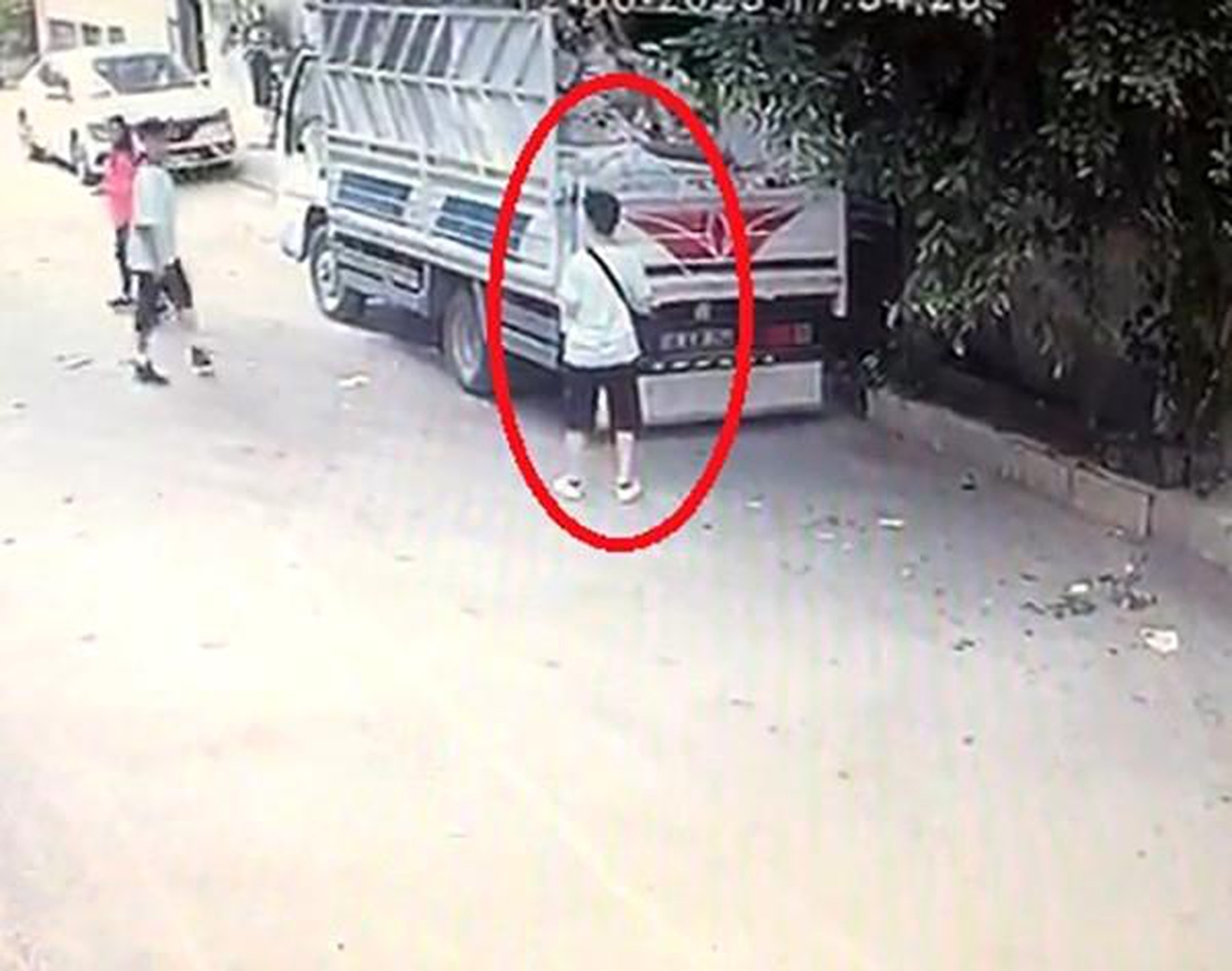 Bursa\'da Çocuklar Yanlarına Aldıkları Torpili Komşularının Kamyonetine Attılar