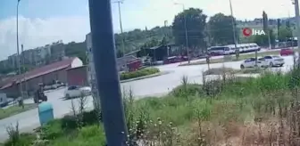 Denizli'de Dağıtım Aracının Otomobilin Üzerine Devrildiği Kaza Görüntülendi
