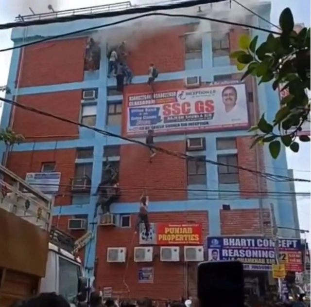 Delhi'deki dershanede korkutan yangın: Öğrenciler tellere tutunarak yangından kaçtı