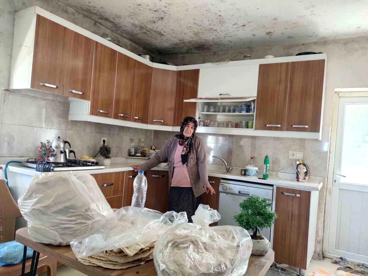 Depremde hayatını kaybeden fenomen aşçı Taha Duymaz\'ın annesi, oğlunun hatıralarını yaşatmak için yemek yapıyor