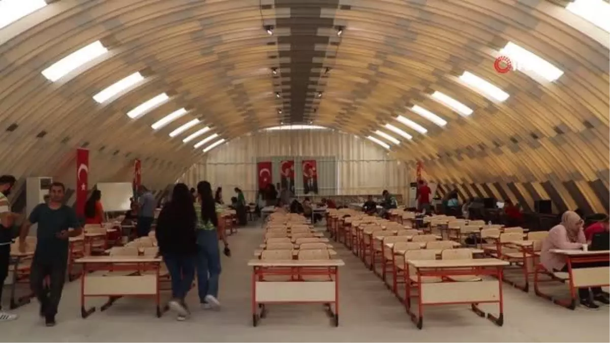 Depremzede Öğrenciler YKS\'ye Çadır ve Konteyner Kentte Hazırlandılar