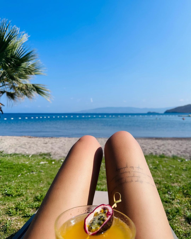 Dizisi final yapınca soluğu tatilde alan Devrim Özkan, bikinili pozlarıyla nefes kesti