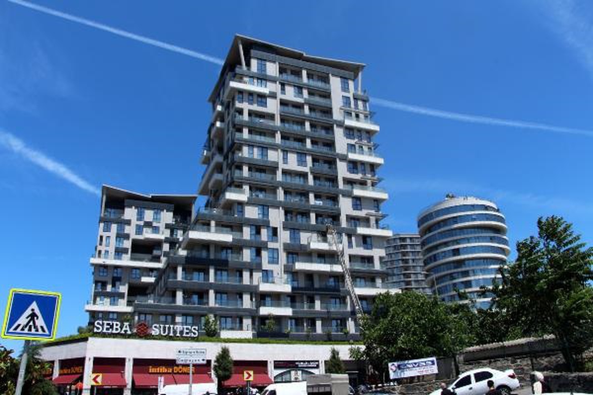 Kağıthane\'de 15 Katlı Rezidansın Çatı Katında Yangın Çıktı