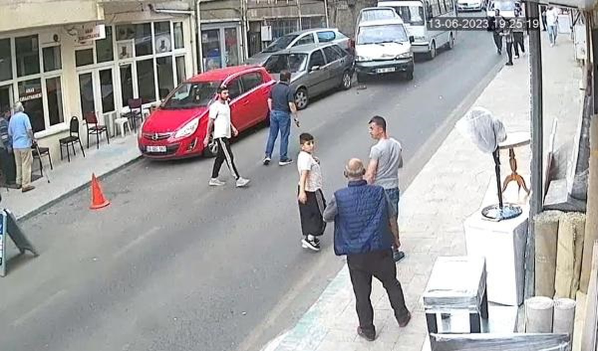 Tekirdağ\'da Minibüs Park Halindeki Araçlara Çarptı