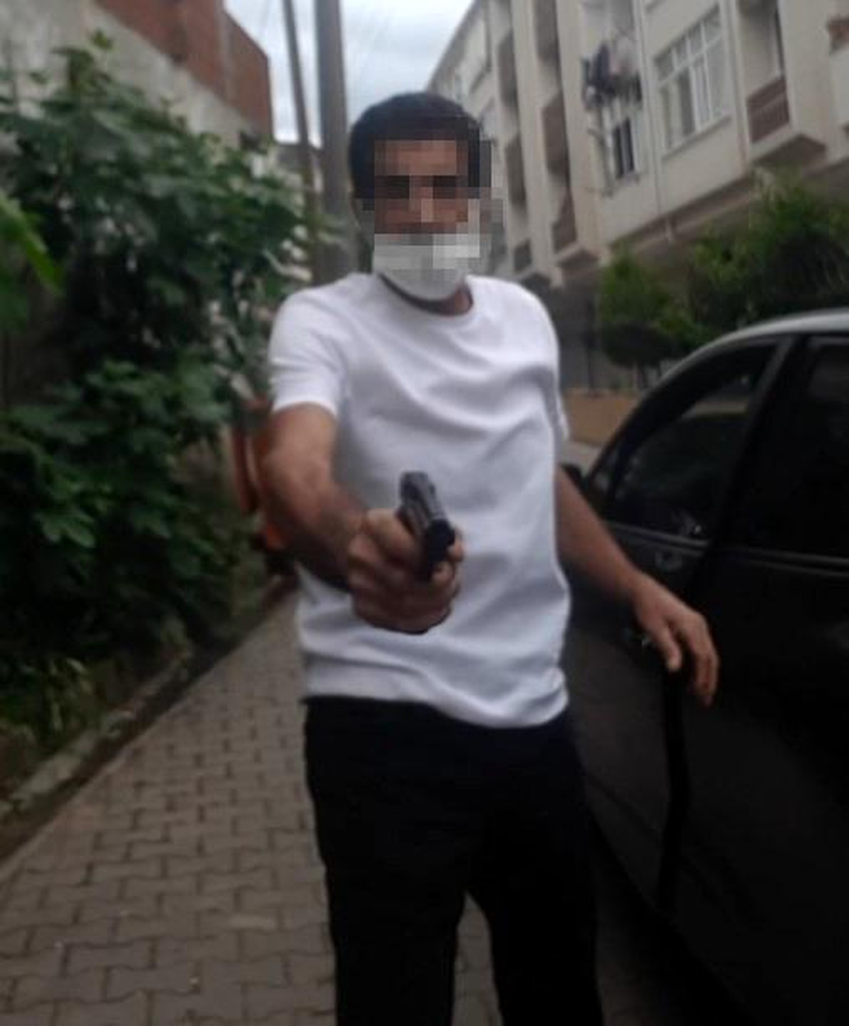 Kocaeli\'de Boşanma Aşamasındaki Eşinin Önünü Silahla Kesip Tehdit Eden Şahıs Yakalandı