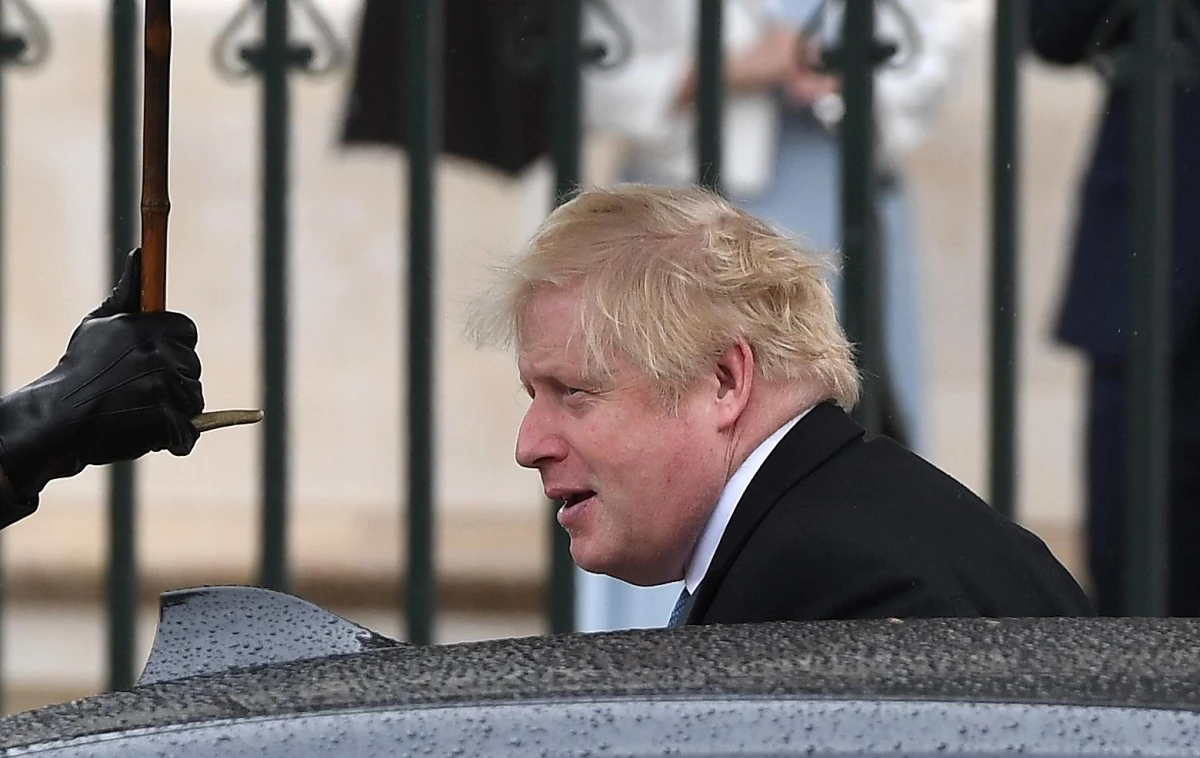 İngiltere\'de eski Başbakan Boris Johnson, kısıtlamaları çiğneyerek parti verdiği için parlamentoya girişi yasaklandı