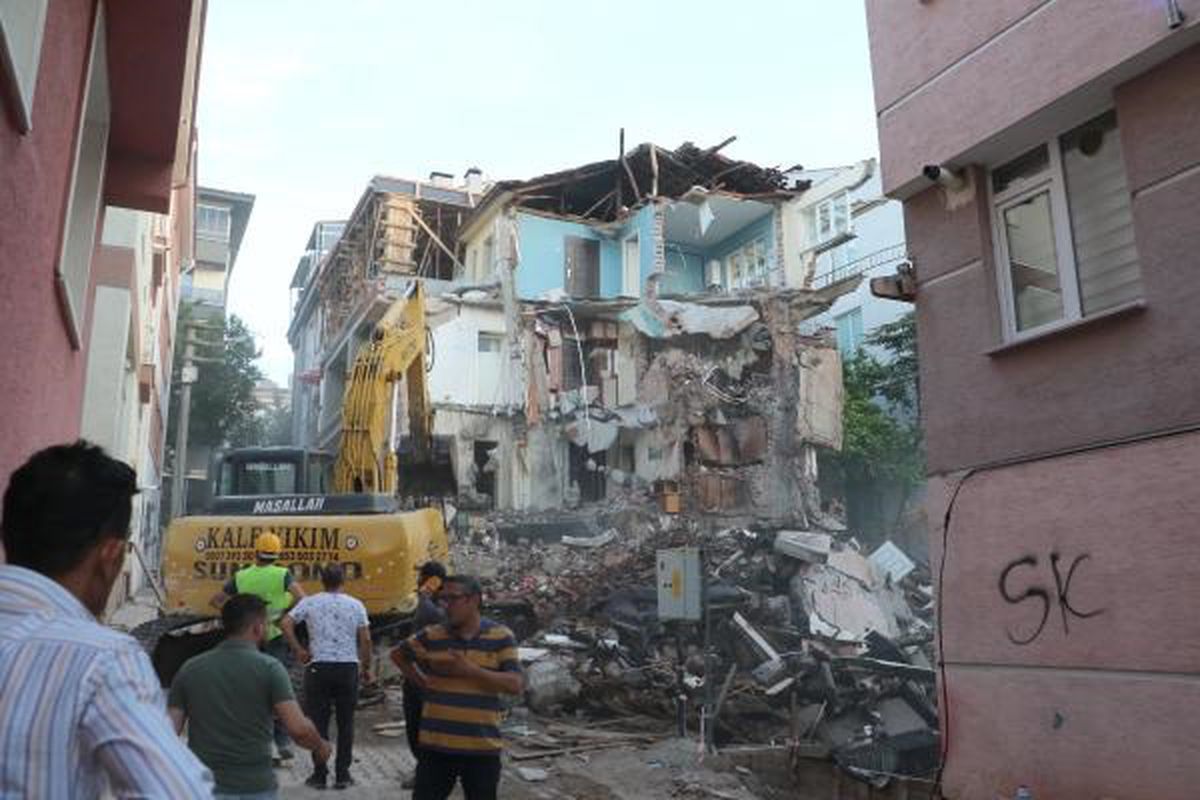Eskişehir\'de 3 Katlı Kerpiç Bina Çöktü