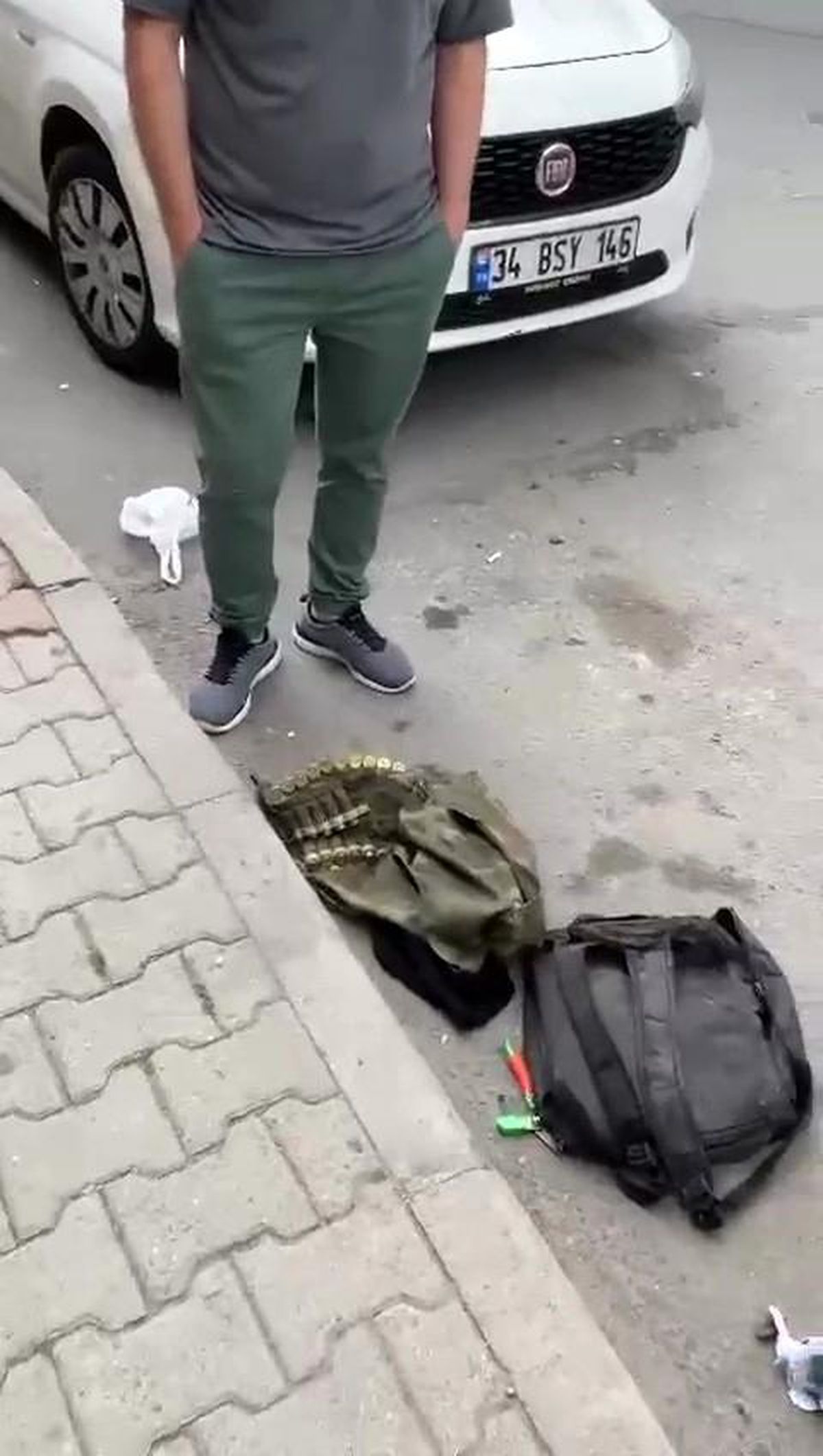 Eyüpsultan\'da çanta içerisinde avcı yeleği ve tüfek fişeği bulundu