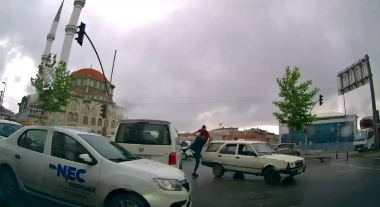 Sultangazi\'de U dönüşü yapan sürücü ile karşı yöne geçen sürücü arasında kavga çıktı