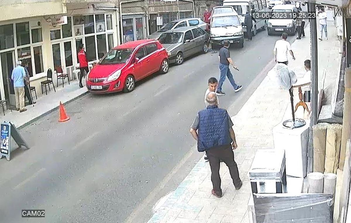 Tekirdağ\'da freni boşalan minibüs park halindeki araçlara çarptı