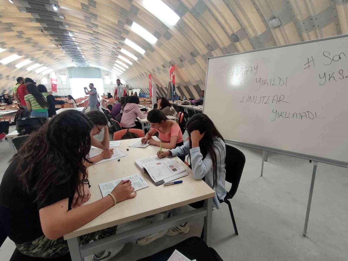 Hatay\'da depremzedeler YKS\'ye çadır ve konteyner kentlerde hazırlandı