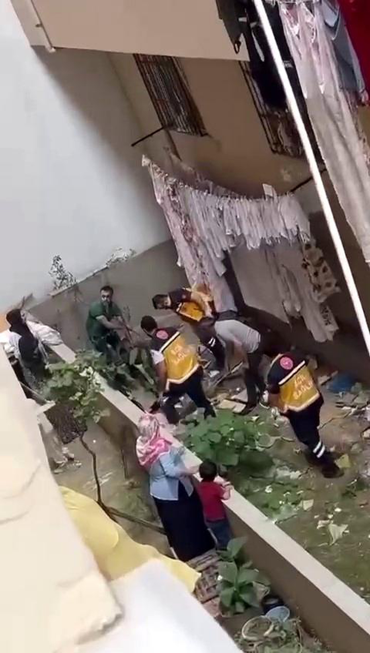 İstanbul\'da hırsızlık için çatıya çıkan şahıs ayağı kayarak aşağı düştü