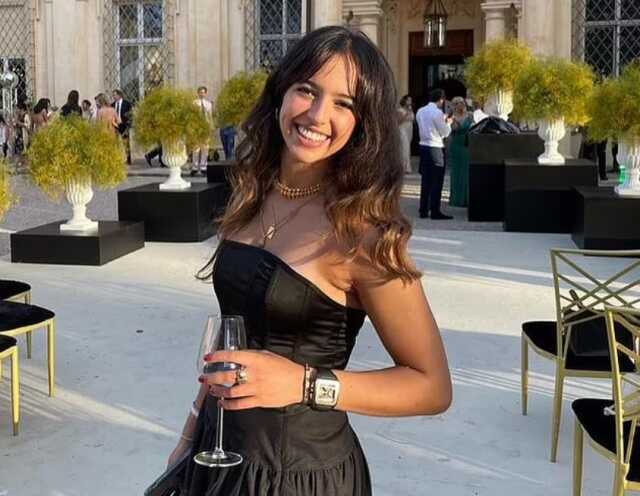 İngiltere'de bir kadın cinayet yerinden canlı yayın yapan kamera kadrajına girip dans edince büyük tepki topladı İngiltere'de bir kadın cinayet yerinden canlı yayın yapan kamera kadrajına girip dans edince büyük tepki topladı