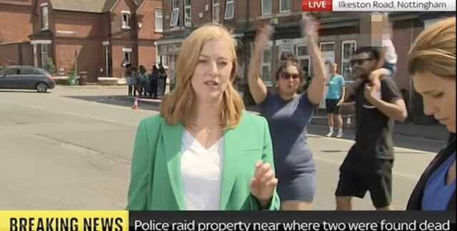 İngiltere'de bir kadın cinayet yerinden canlı yayın yapan kamera kadrajına girip dans edince büyük tepki topladı İngiltere'de bir kadın cinayet yerinden canlı yayın yapan kamera kadrajına girip dans edince büyük tepki topladı