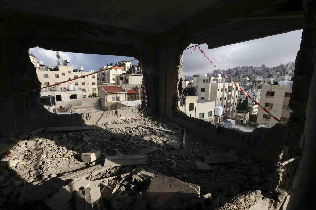 İsrail güçleri Nablus\'ta Filistinli tutuklunun evini yıktı, 1 kişi hayatını kaybetti