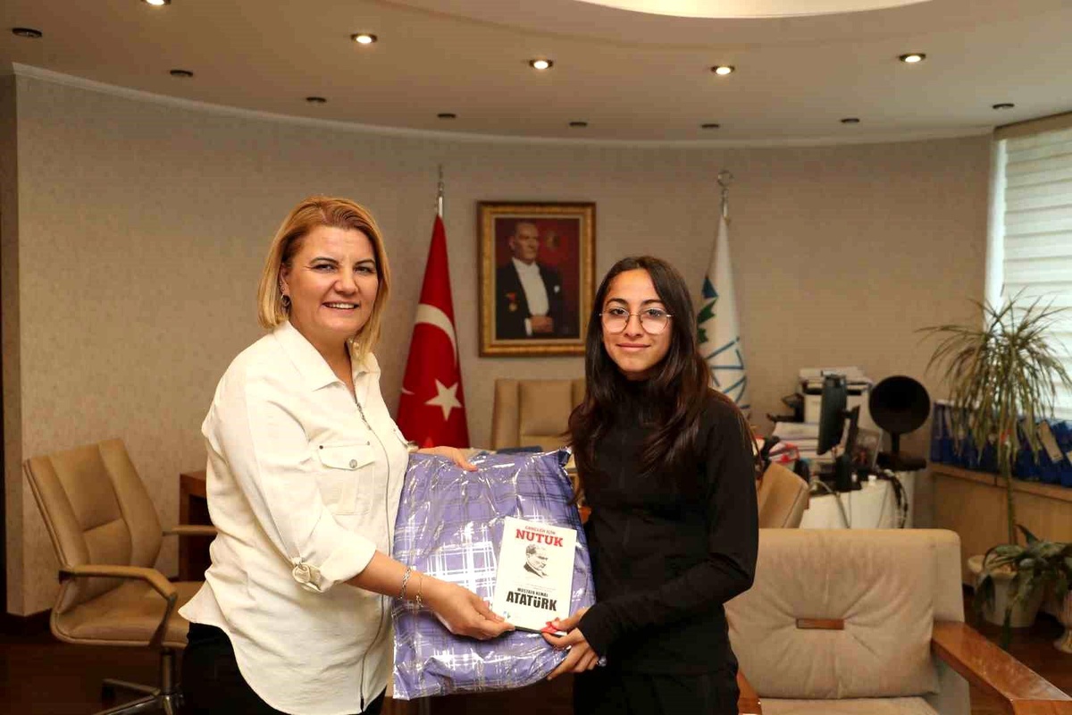İzmit Belediye Başkanı, Modern Pentatlonda Türkiye Şampiyonu Irmak Rızaoğlu\'nu Tebrik Etti
