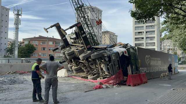 Kadıköy'de metro şantiyesinde vinç devrildi