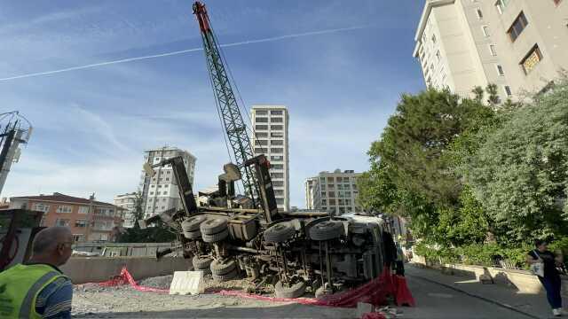 Kadıköy'de metro şantiyesinde vinç devrildi