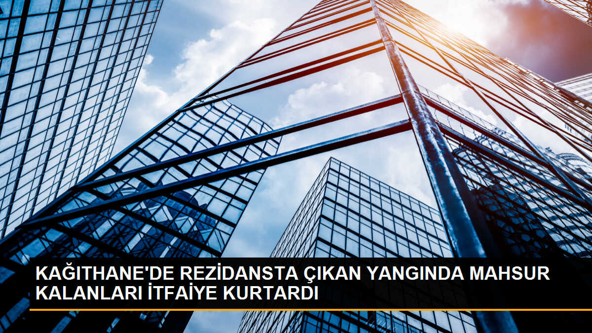 Kağıthane\'de 15 Katlı Rezidansın Çatı Katında Yangın Çıktı