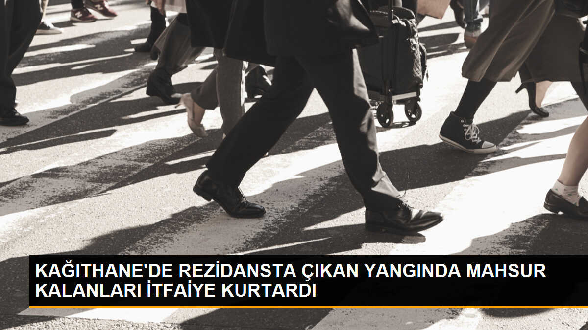 Kağıthane\'de 15 Katlı Rezidansın Çatı Katında Yangın Çıktı