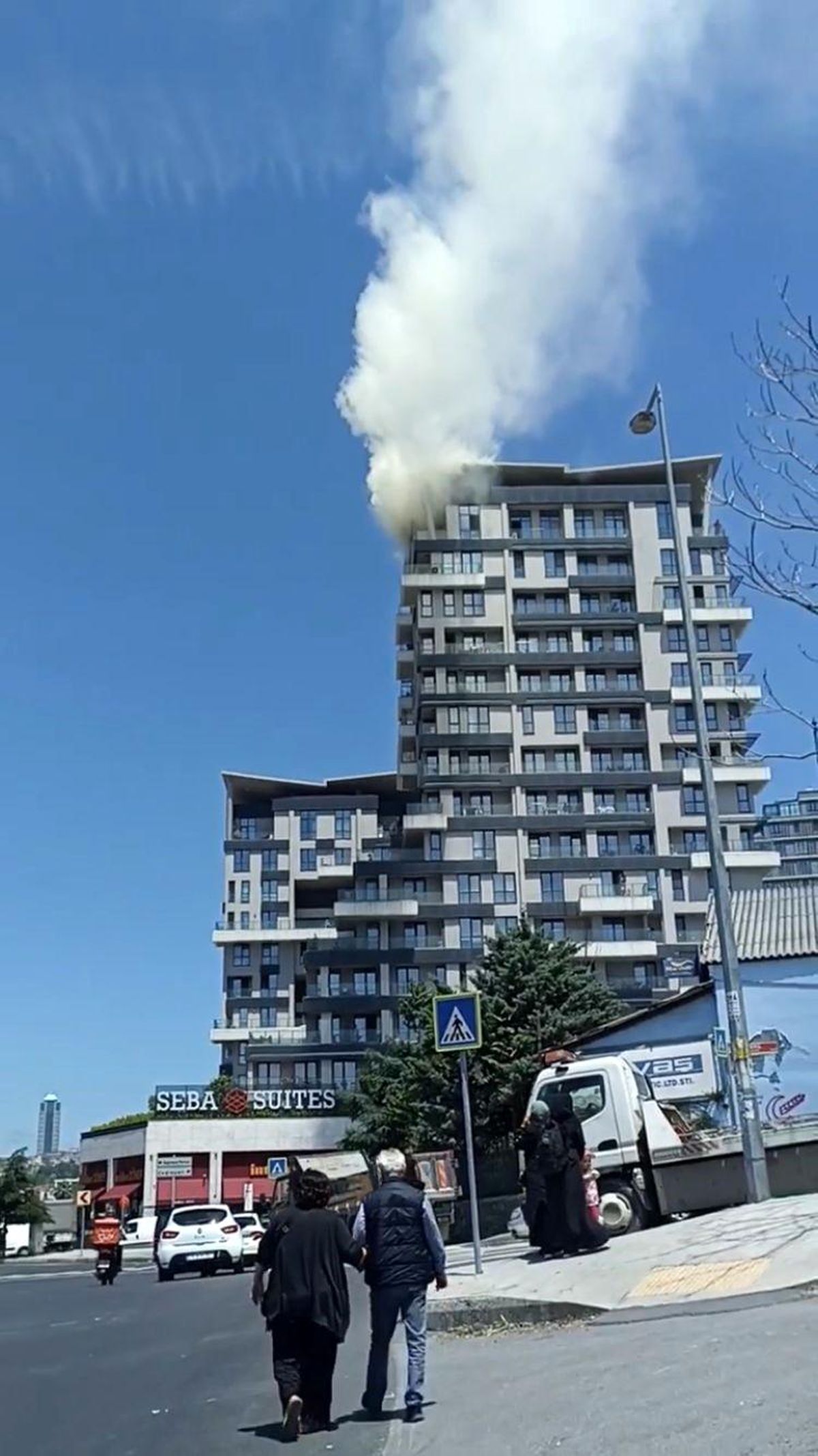 Kağıthane\'de 15 Katlı Rezidansın Çatısında Yangın Çıktı