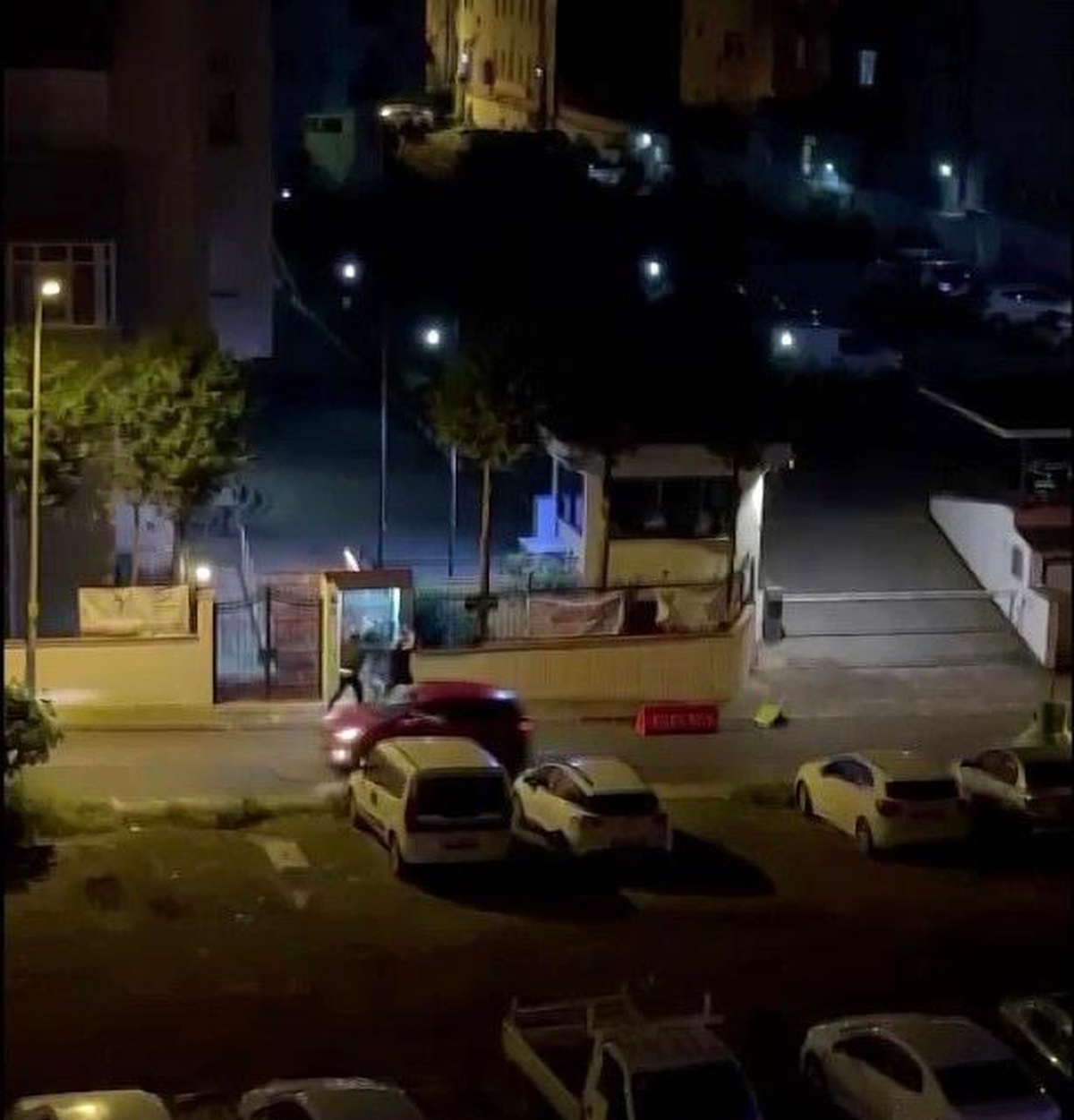 Kartal\'da Kavga: Kadın Sürücü Otomobile Çarptı, Erkek Şahıs Kaldırım Taşıyla Vurdu