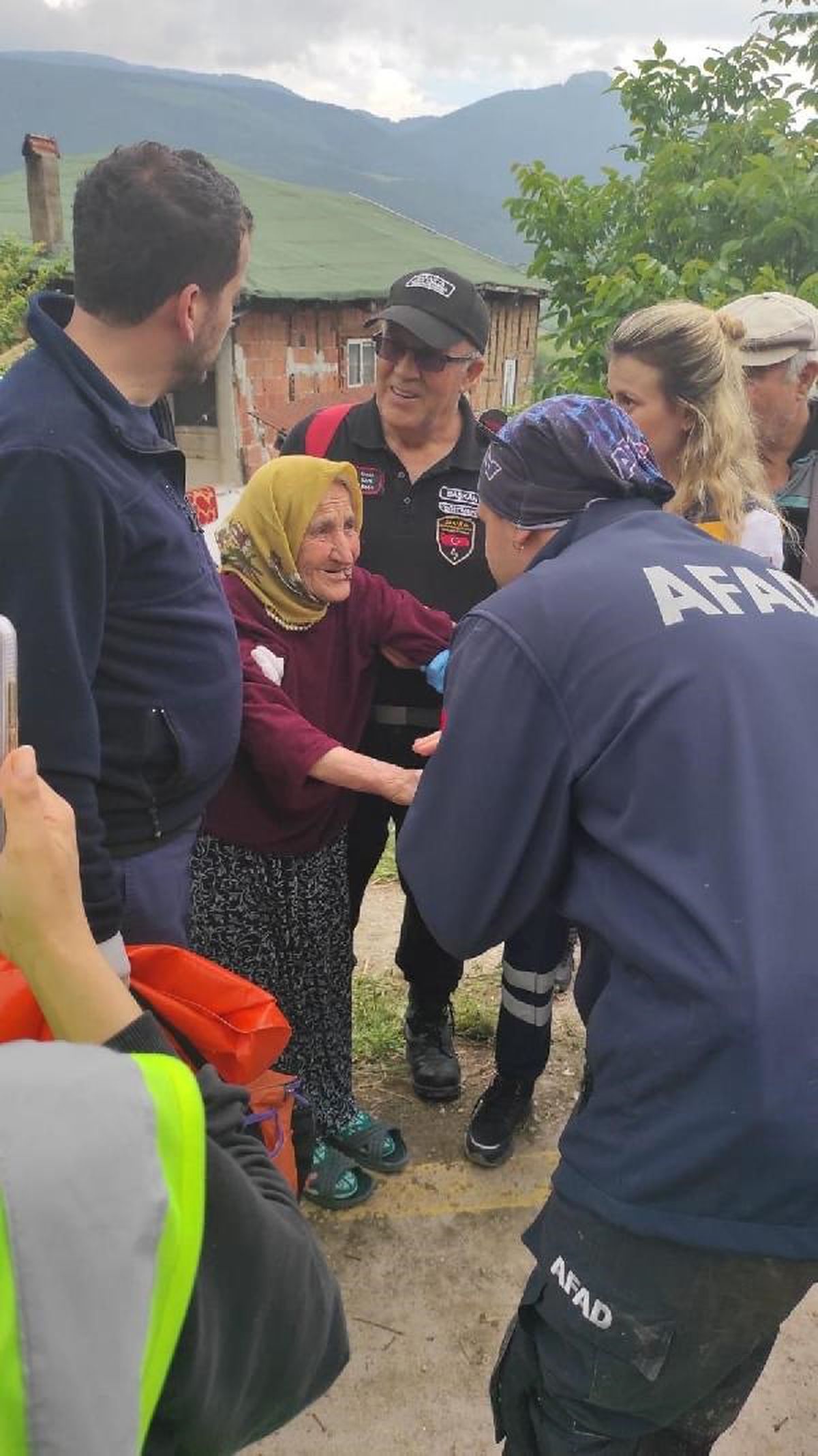 Alzheimer hastası kadına takip cihazı takıldı