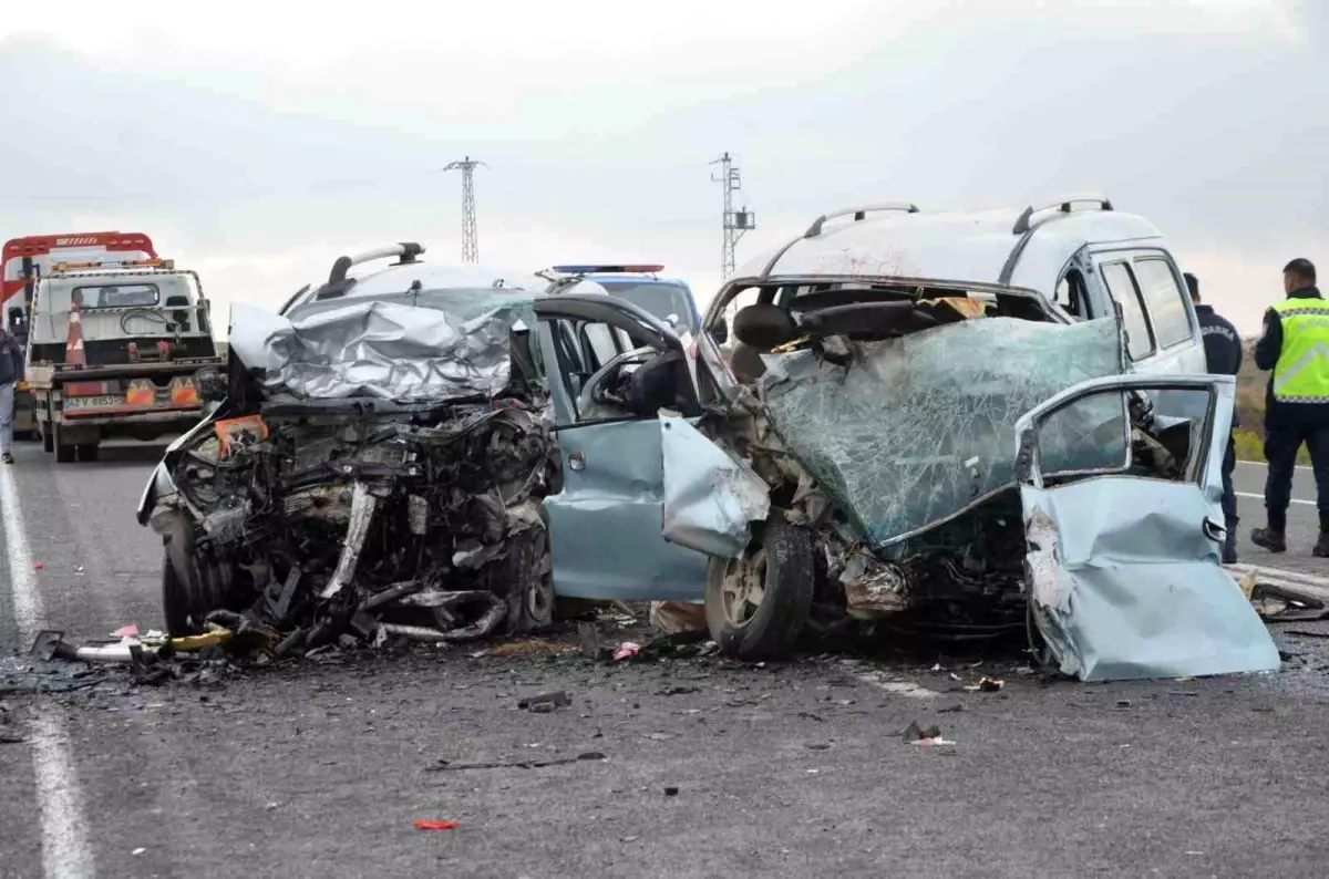 Konya Ereğli\'de Kamyonet ile Minibüs Çarpıştı: 4 Ölü