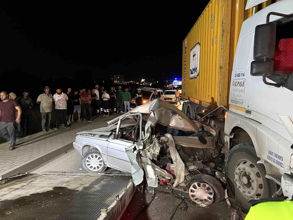Manisa\'da Kamyonun Çarptığı Otomobil Hurdaya Döndü