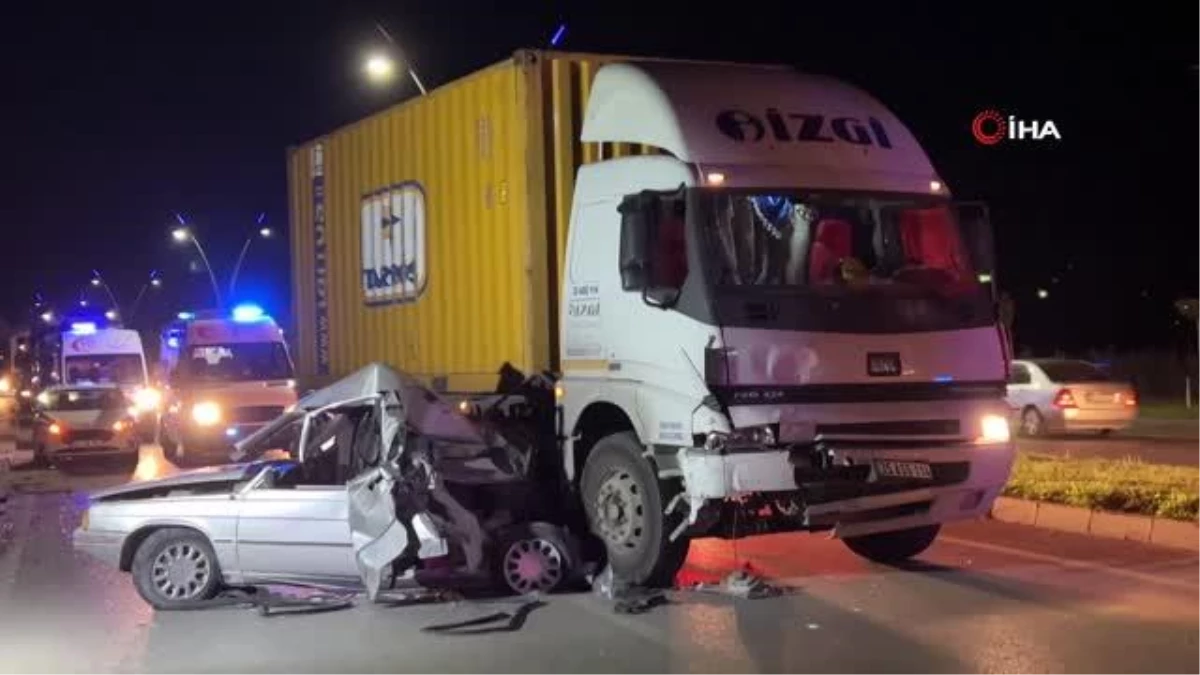 Manisa\'da Kamyonun Çarptığı Otomobil Hurdaya Döndü: 1 Yaralı